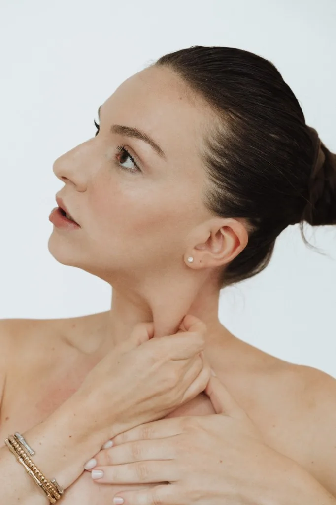 Laury — geste de drainage lymphatique du cou